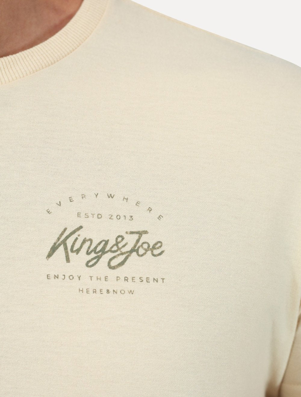 Camiseta King & Joe Maculina Malha Logo Signature Areia