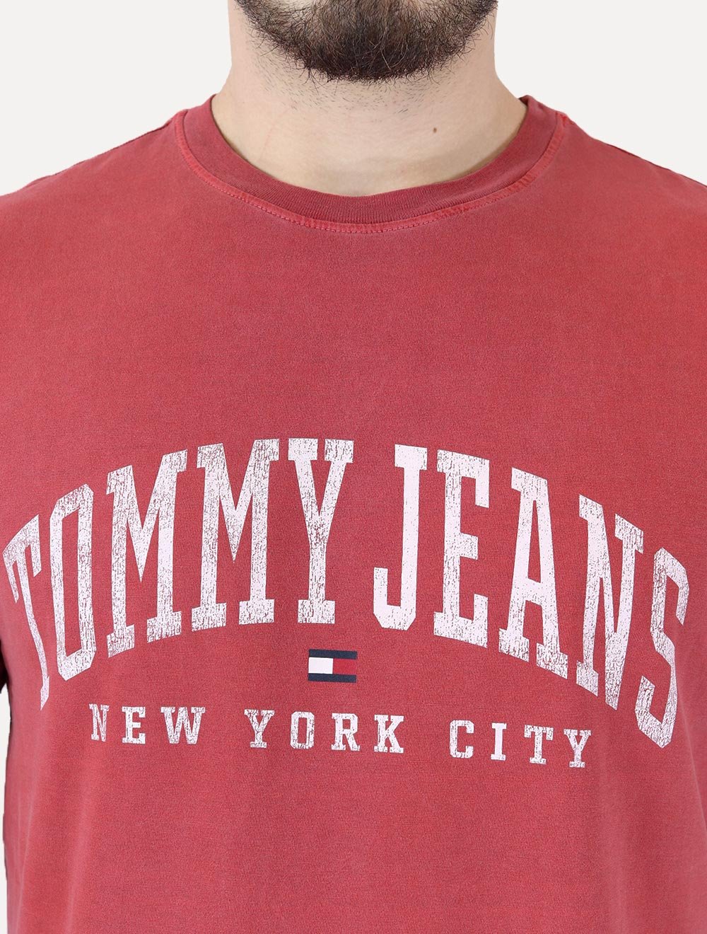 Camiseta Tommy Jeans Masculina Regular Logo Varsity Washed Bordô