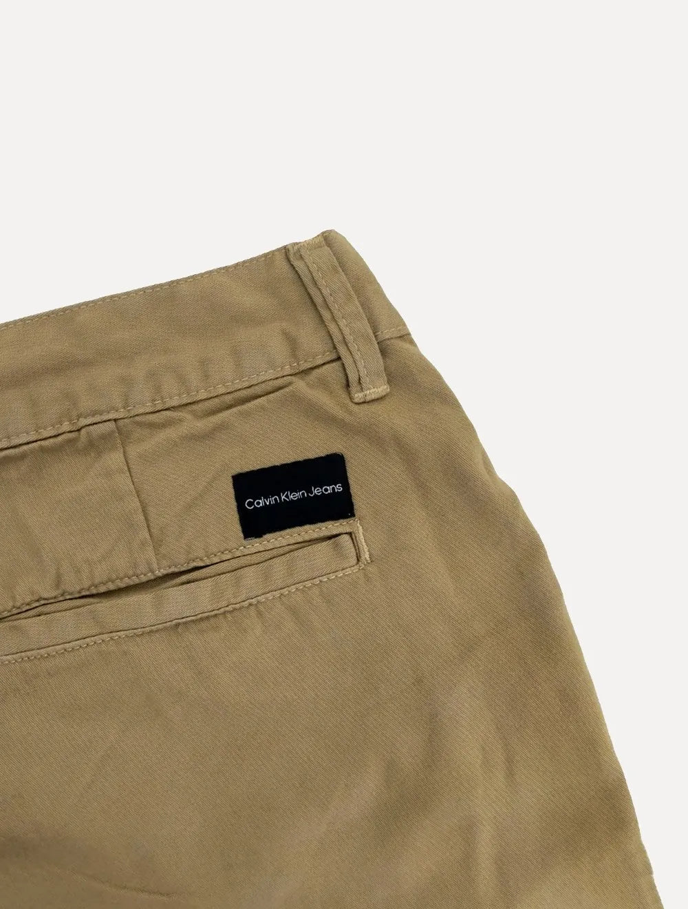 Bermuda Calvin Klein Jeans Masculina Sarja Chino Pockets Label Cáqui