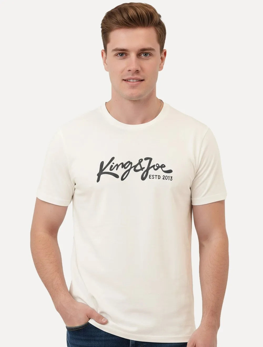 Camiseta King & Joe Masculina Signature Logomania Estd 2013 Off White