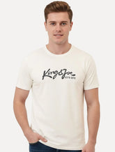 Camiseta King & Joe Masculina Signature Logomania Estd 2013 Off White