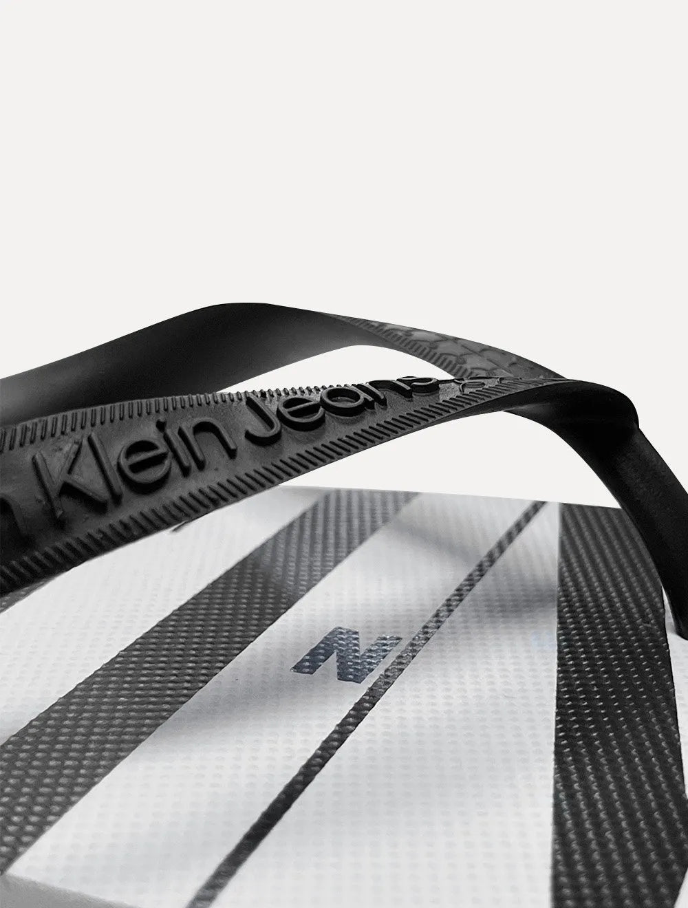 Chinelo Calvin Klein Swimwear Serif Font Logo Branco