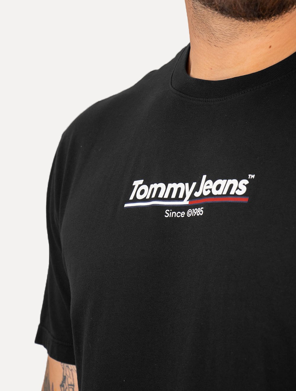 Camiseta Tommy Jeans Masculina Regular TJ RWB Flag Preta