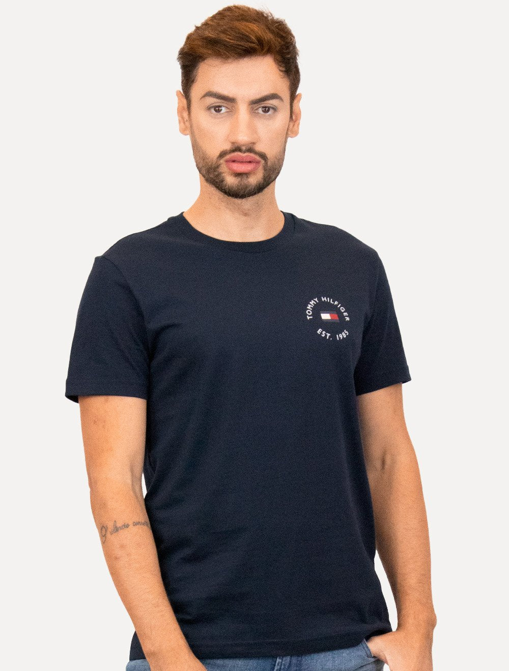 Kit Camisetas Tommy Hilfiger | Masculina Roundle Logo Chest Azul Marinho/Branco
