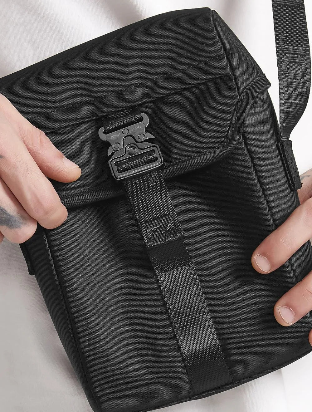 Bolsa John John Masculina Crossbody Nate Preta