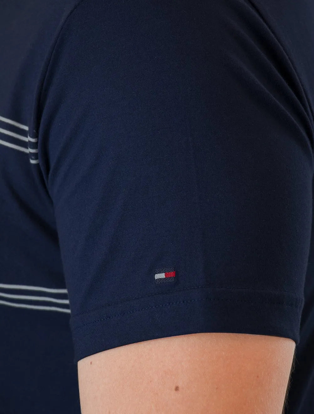 Camiseta Tommy Hilfiger Brand Love Chest Tee Azul Marinho