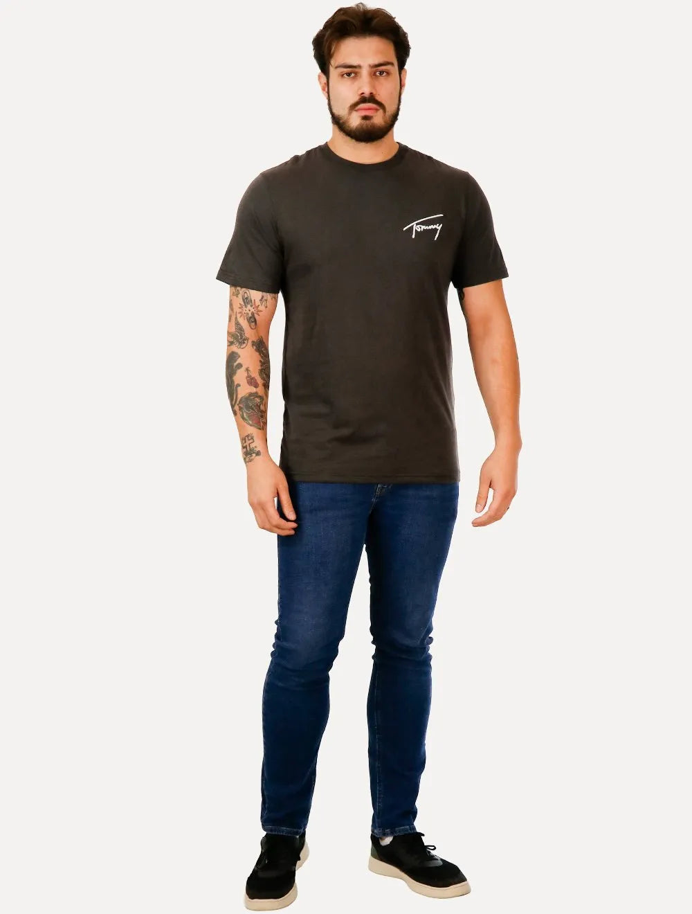 Camiseta Tommy Jeans Masculina Embroidered Signature Chumbo