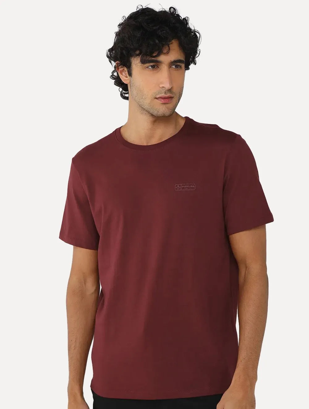 Camiseta Dudalina Masculina Regular Badge Logo Vinho