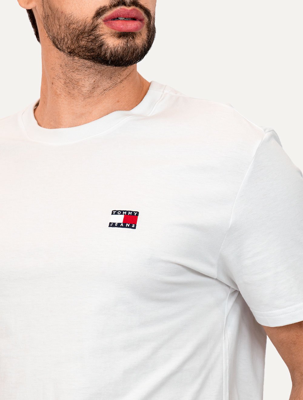 Camiseta Tommy Jeans Masculina Regular Med Flag Badge Branca