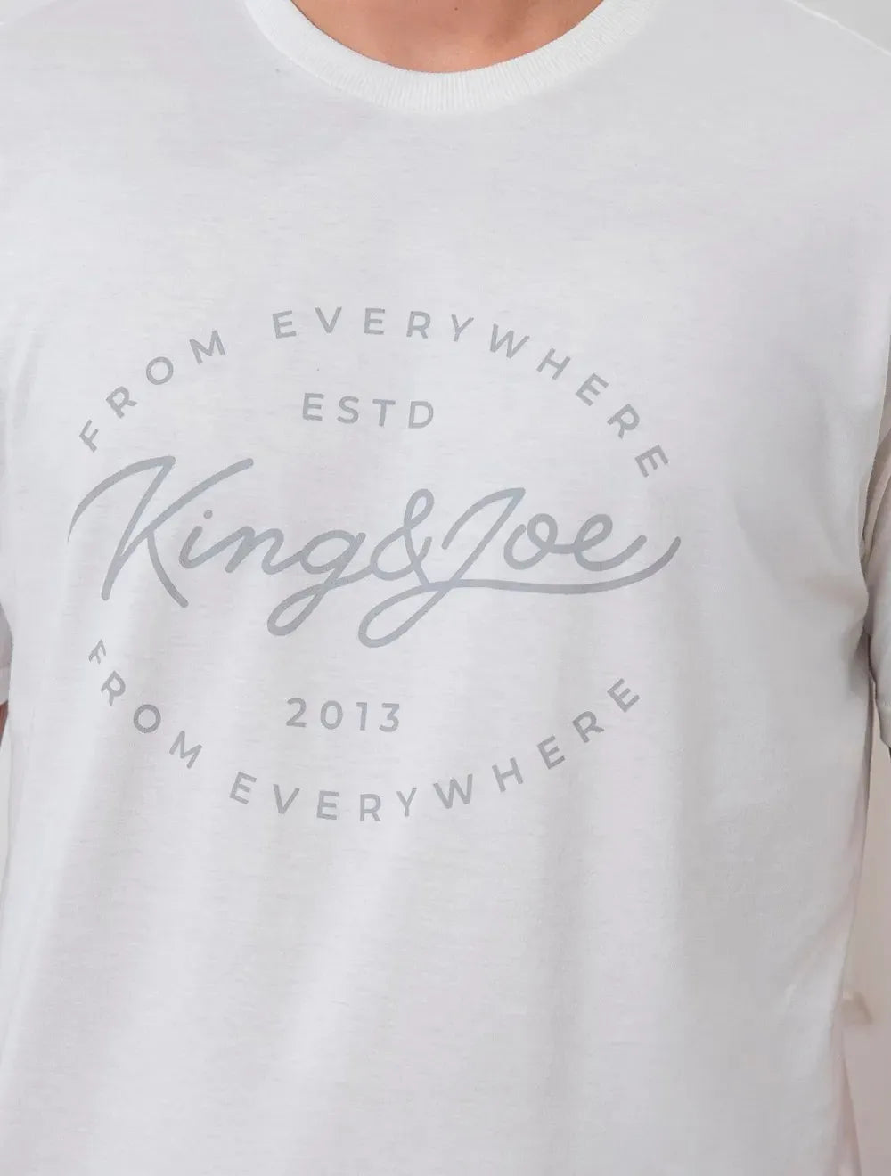 Camiseta King & Joe Masculina Signature Circle Estd 2013 Off White