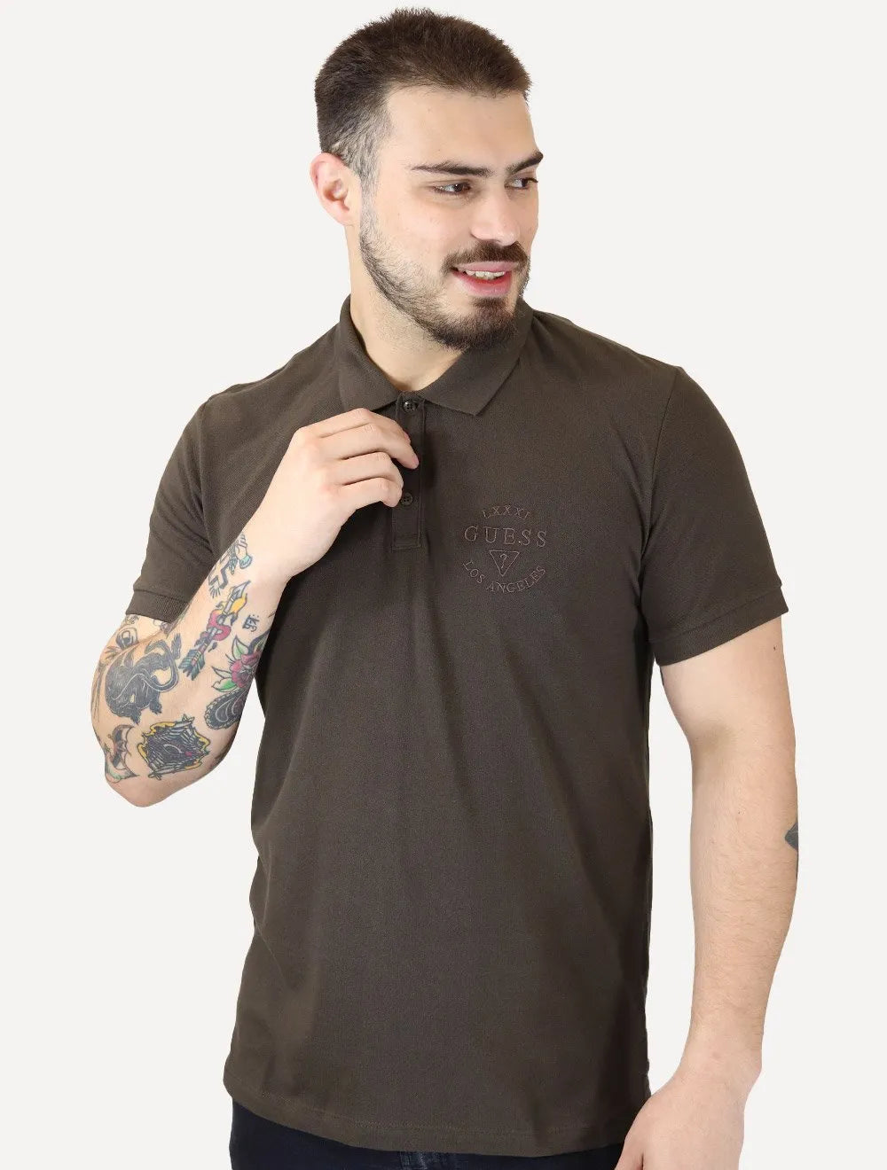Polo Guess Masculina Piquet 1981 Bordado Marrom Escuro