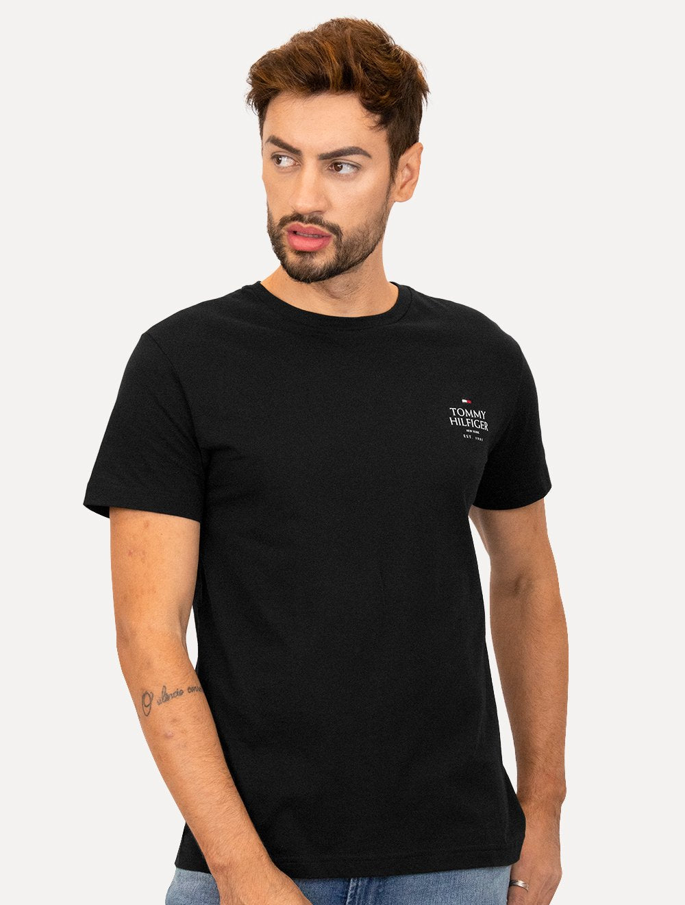 Kit Camisetas Tommy Hilfiger | Masculina Core/Stack Logo Azul Marinho/Preta