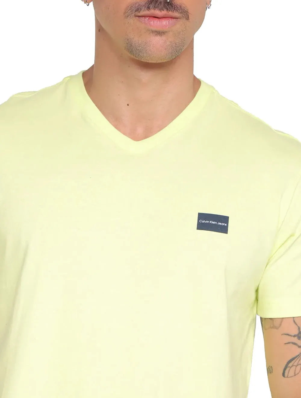 Camiseta Calvin Klein Jeans Masculina Gola V Dark Square Amarelo Claro