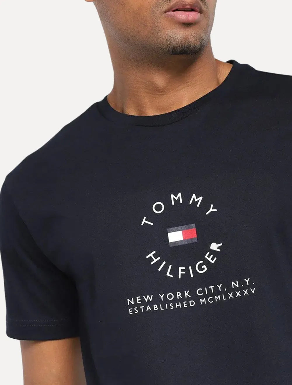 Camiseta Tommy Hilfiger Masculina Roundall Graphic Tee Azul Marinho