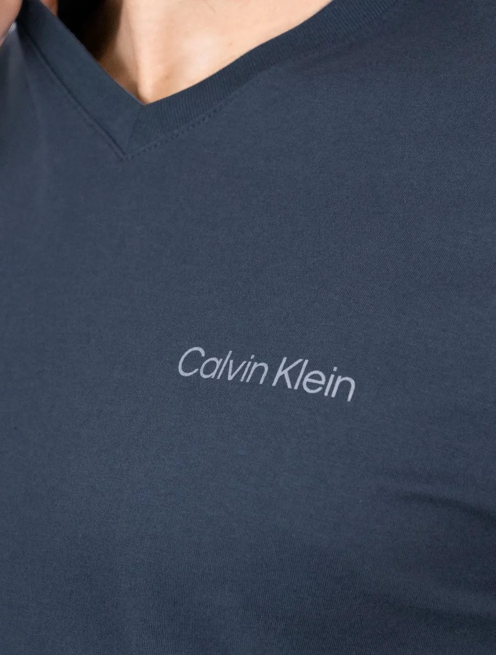 Camiseta Calvin Klein Swimwear Masculina V-Neck Slim Fit Logo Azul Marinho