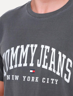 Camiseta Tommy Jeans Masculina Regular Logo Varsity Washed Preto