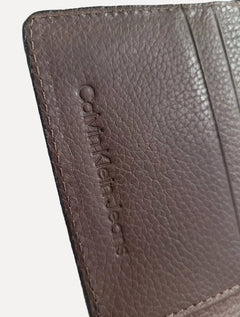 Carteira Calvin Klein Masculina Vertical Logo Relief Marrom Café