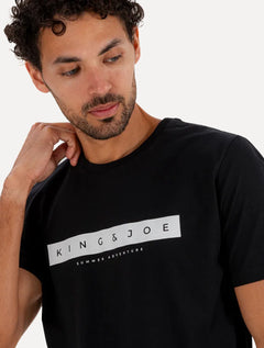 Camiseta King & Joe Masculina Slim Sash Logo Adventure Preta