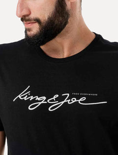 Camiseta King & Joe Masculina Slim Signature Logomania Preta