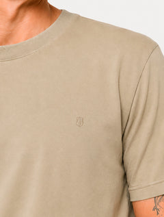 Camiseta Individual Masculina Slim Pima Soft Touch Logo Cáqui Claro