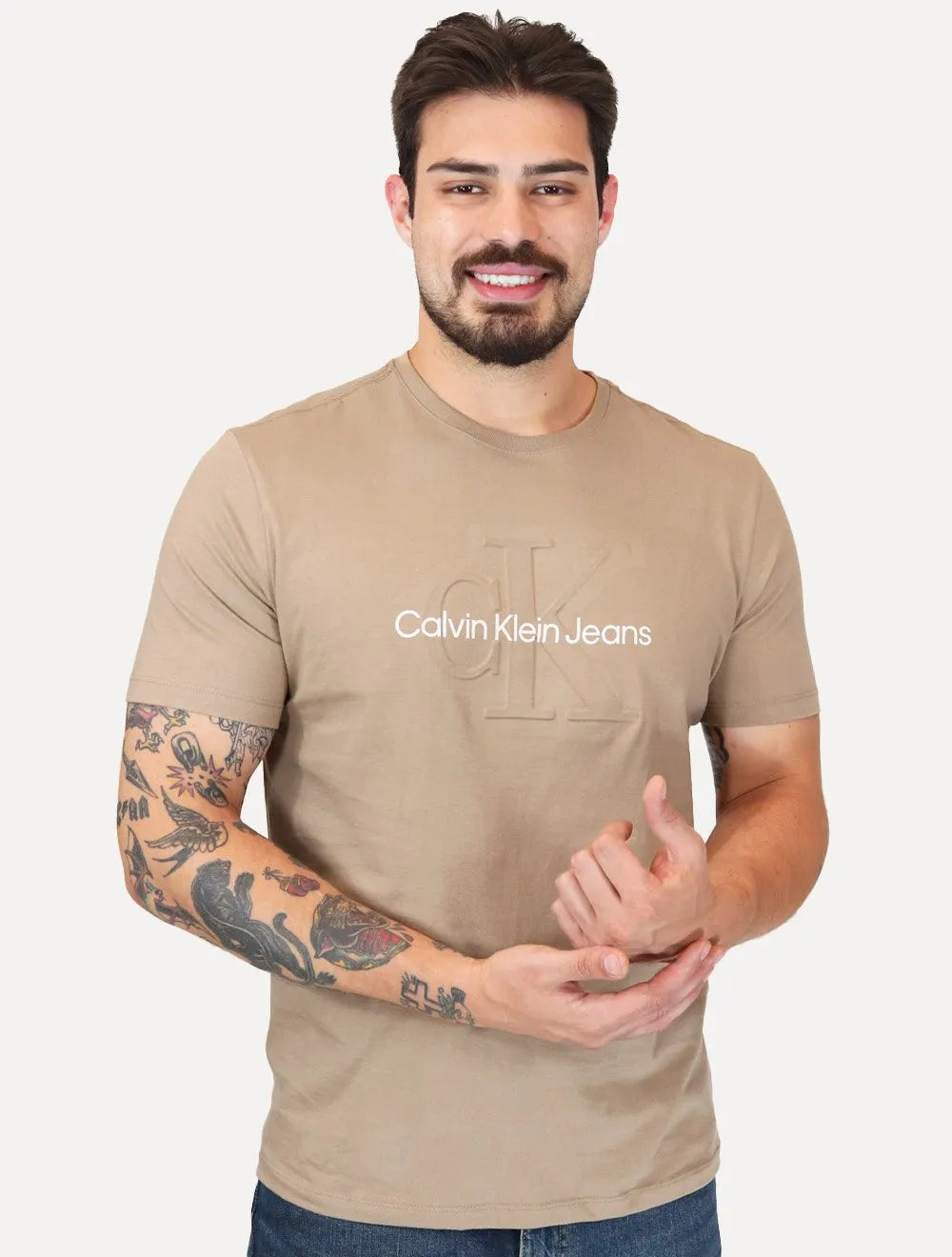 Camiseta Calvin Klein Jeans Masculina Embossed Logo Caqui Médio