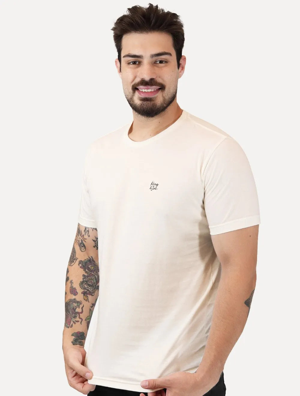 Camiseta King & Joe Masculina Basic Script Peito Off White