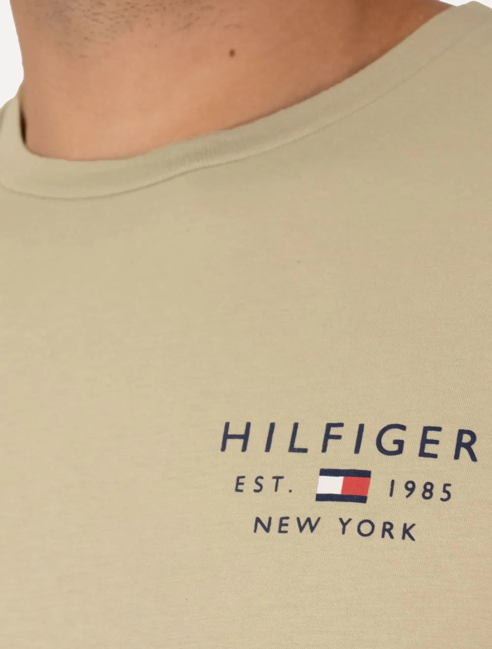 Camiseta Tommy Hilfiger Masculina Brand Love Small Logo Cáqui