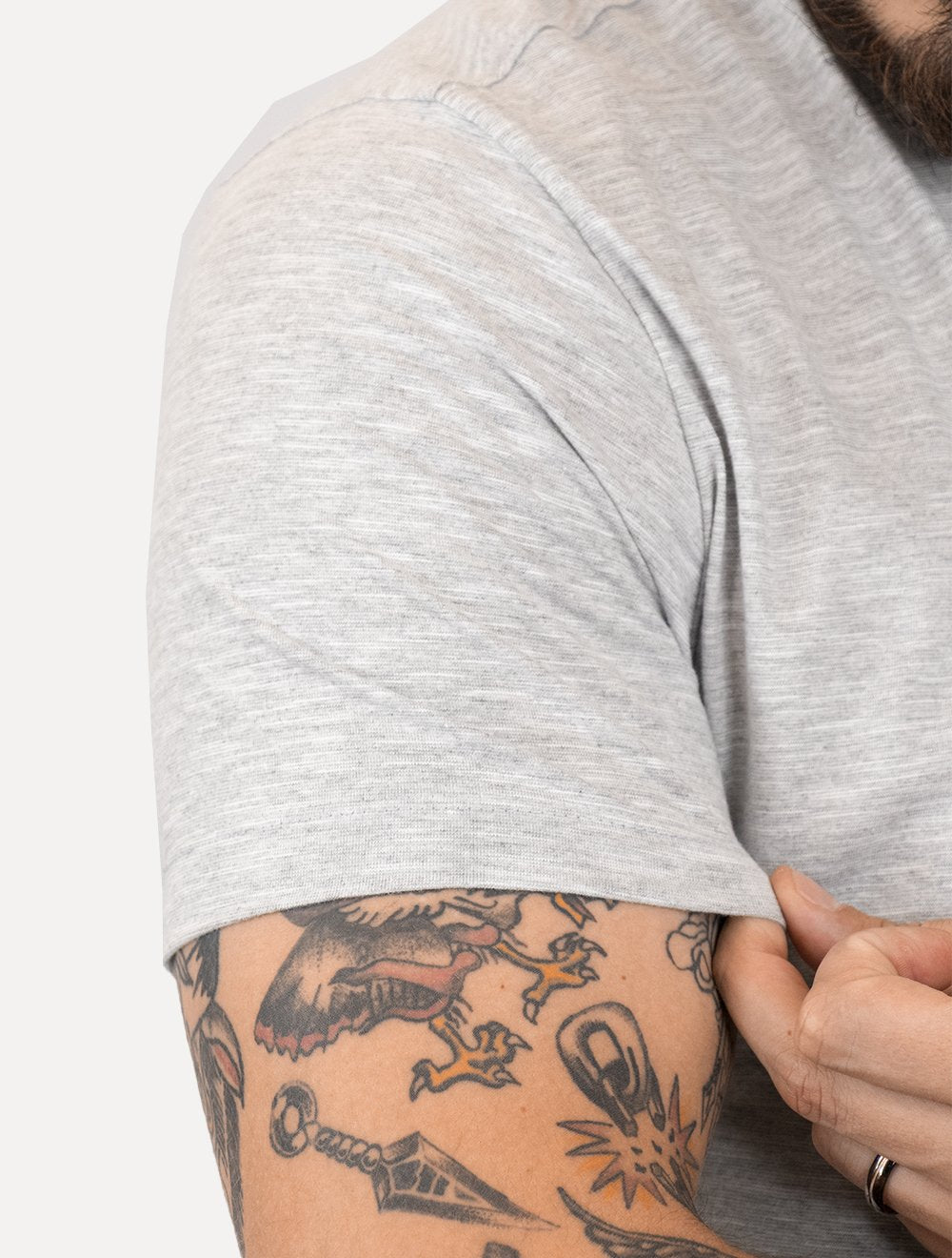 Camiseta Calvin Klein Masculina V-Neck Logo Flamê Cinza Mescla