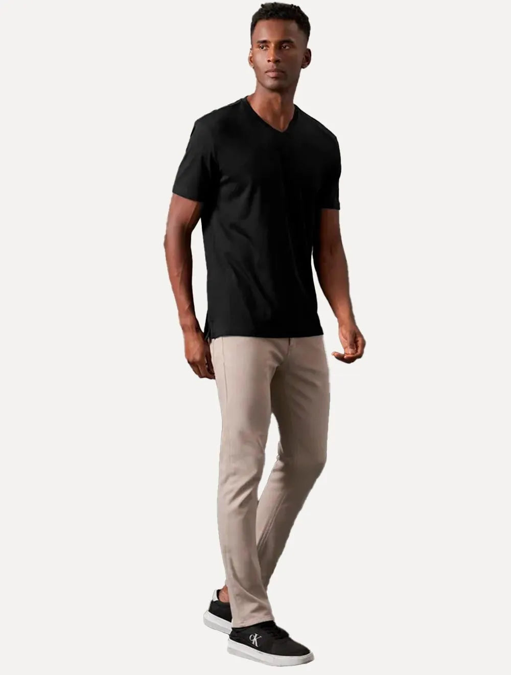 Camiseta Calvin Klein Jeans Masculina Gola V Essentials Logo Lateral Preta