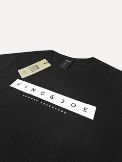 Camiseta King & Joe Masculina Slim Sash Logo Adventure Preta