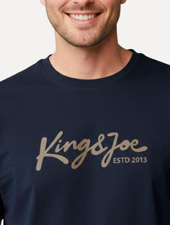 Camiseta King & Joe Premium Maculina Signature Logomania Estd 2013 Azul Marinho