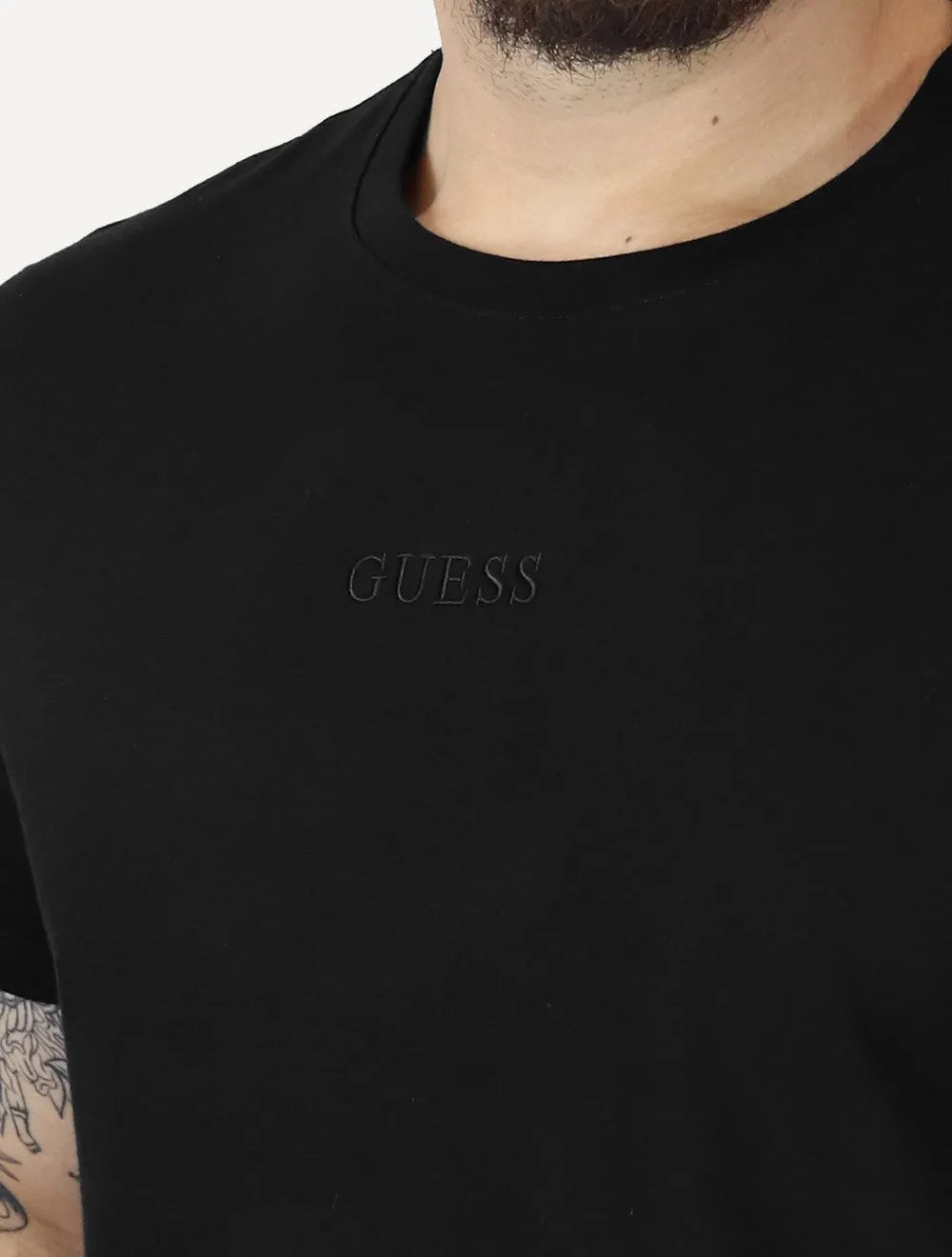 Camiseta Guess Masculina Logo Centro Bordado Preta