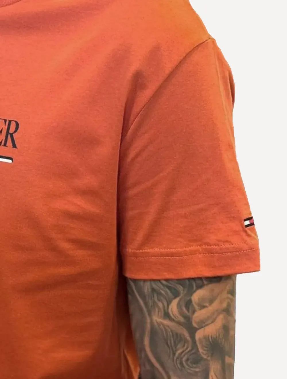 Camiseta Tommy Hilfiger Masculina Brand Love Big Laranja Escuro