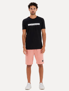 Camiseta King & Joe Masculina Slim Sash Logo Adventure Preta