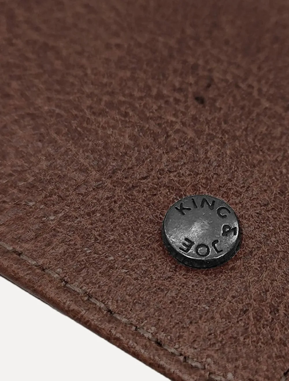 Carteira King & Joe Masculina Couro Rebite Logo Marrom Escuro