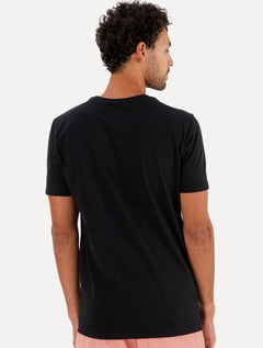 Camiseta King & Joe Masculina Slim Sash Logo Adventure Preta