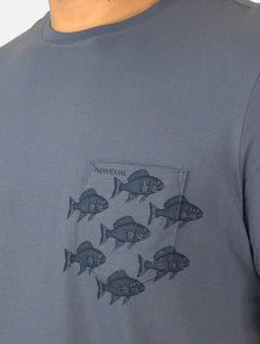 Camiseta Individual Masculina Comfort Bolso Peixes Azul Médio