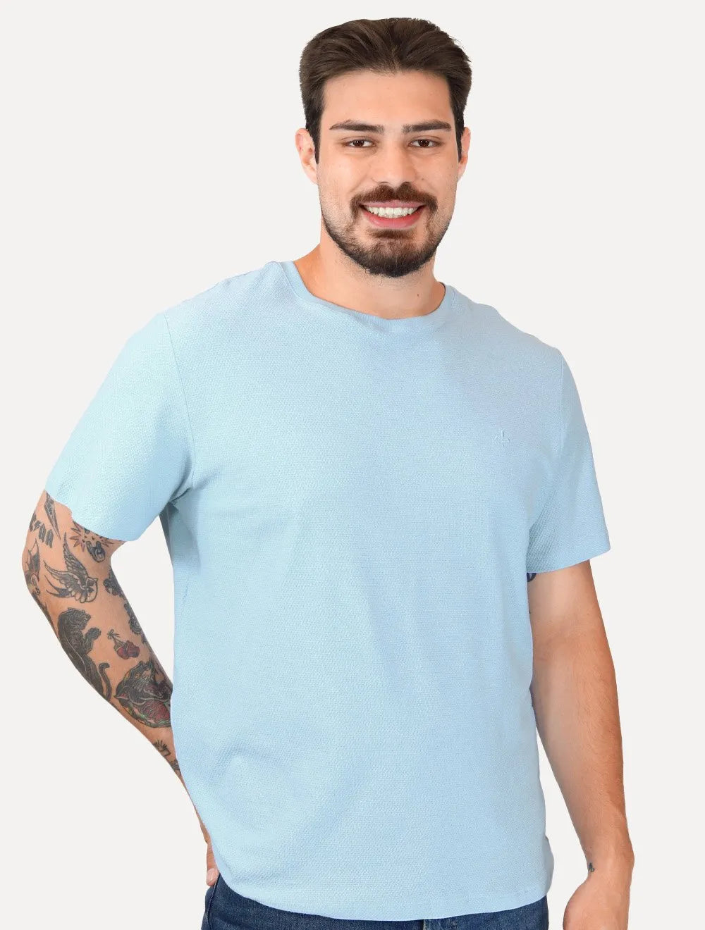 Camiseta Dudalina Masculina Textura Mono Logo Azul Claro
