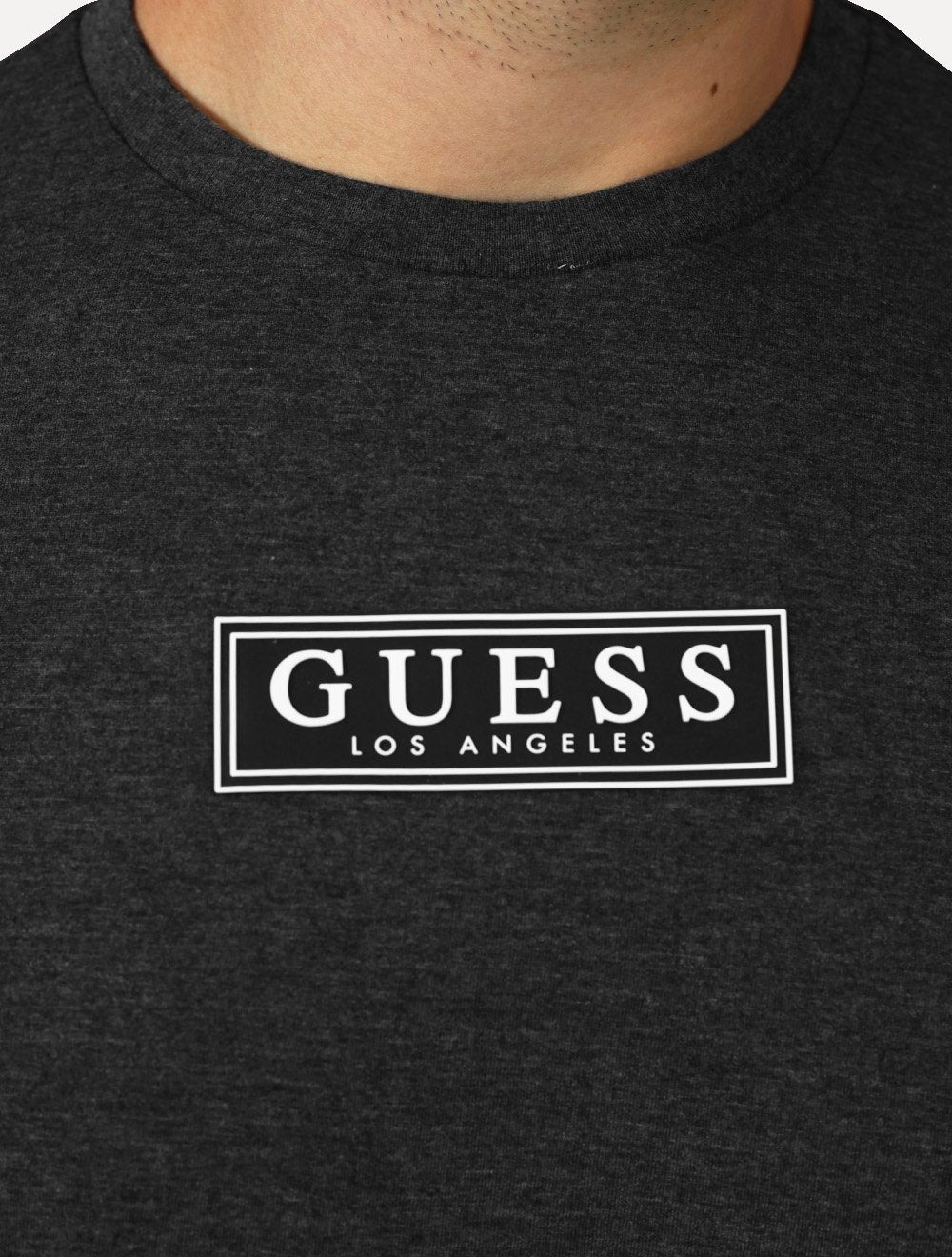 Camiseta Guess Masculina Patch Logo Cinza Escuro