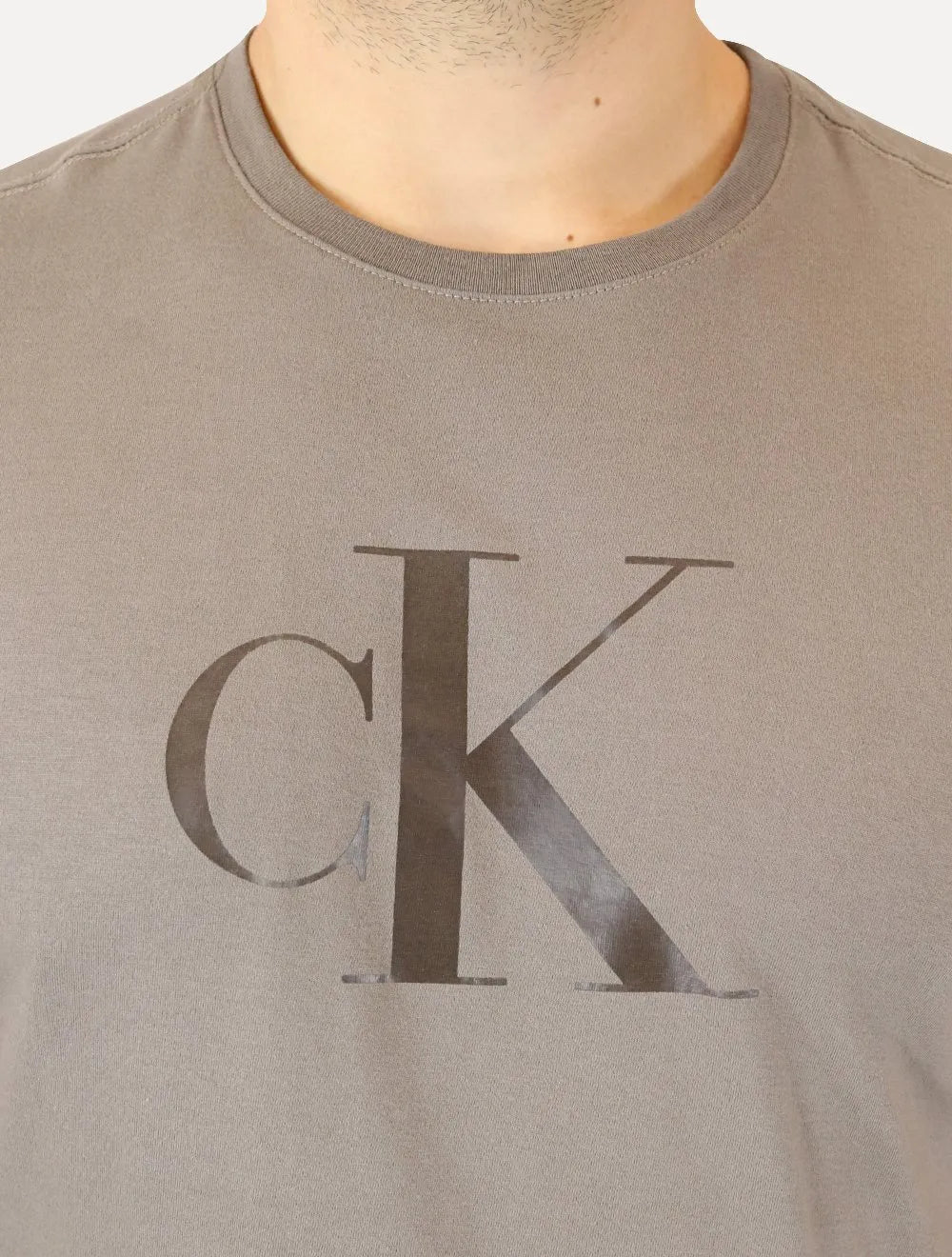 Camiseta Calvin Klein Jeans Masculina CK Gel Cáqui Médio