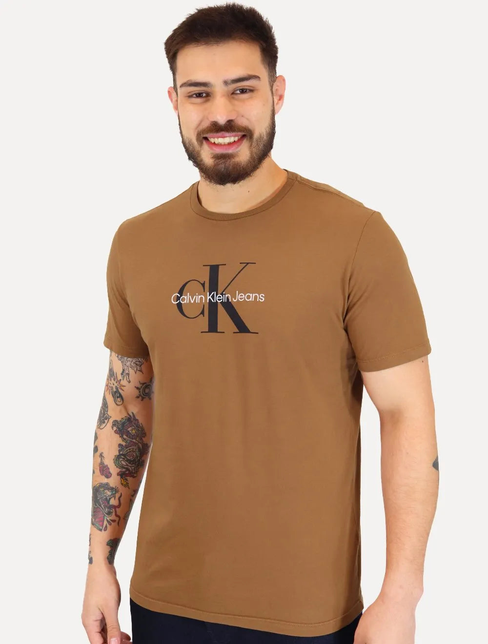 Camiseta Calvin Klein Jeans Masculina New Re Issue Frontal Logo Marrom 