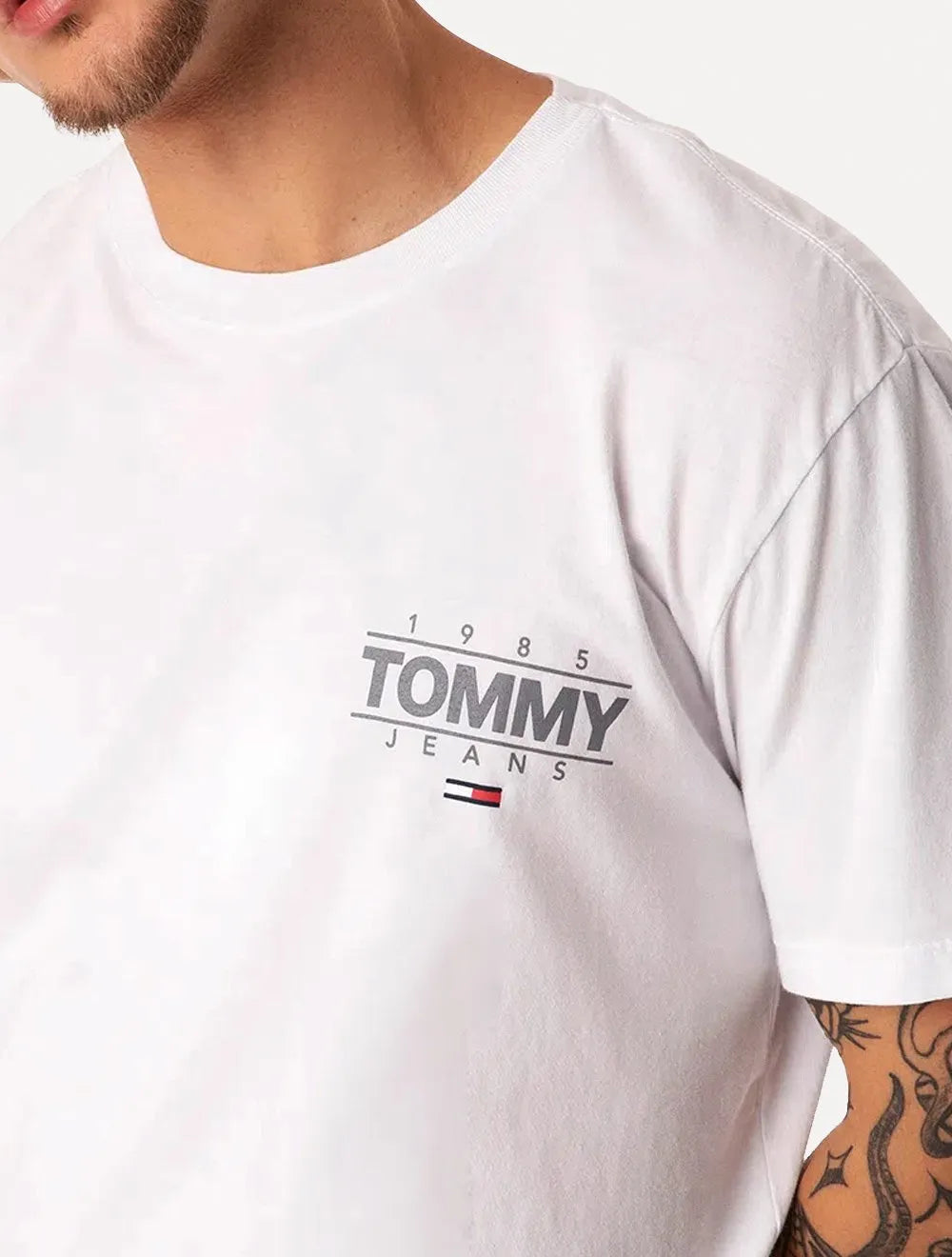 Camiseta Tommy Jeans Masculina Metallic Logo Chest Branca