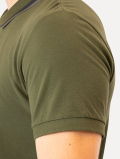 Polo Guess Masculina Piquet Friso Bordado Cursivo Verde Oliva