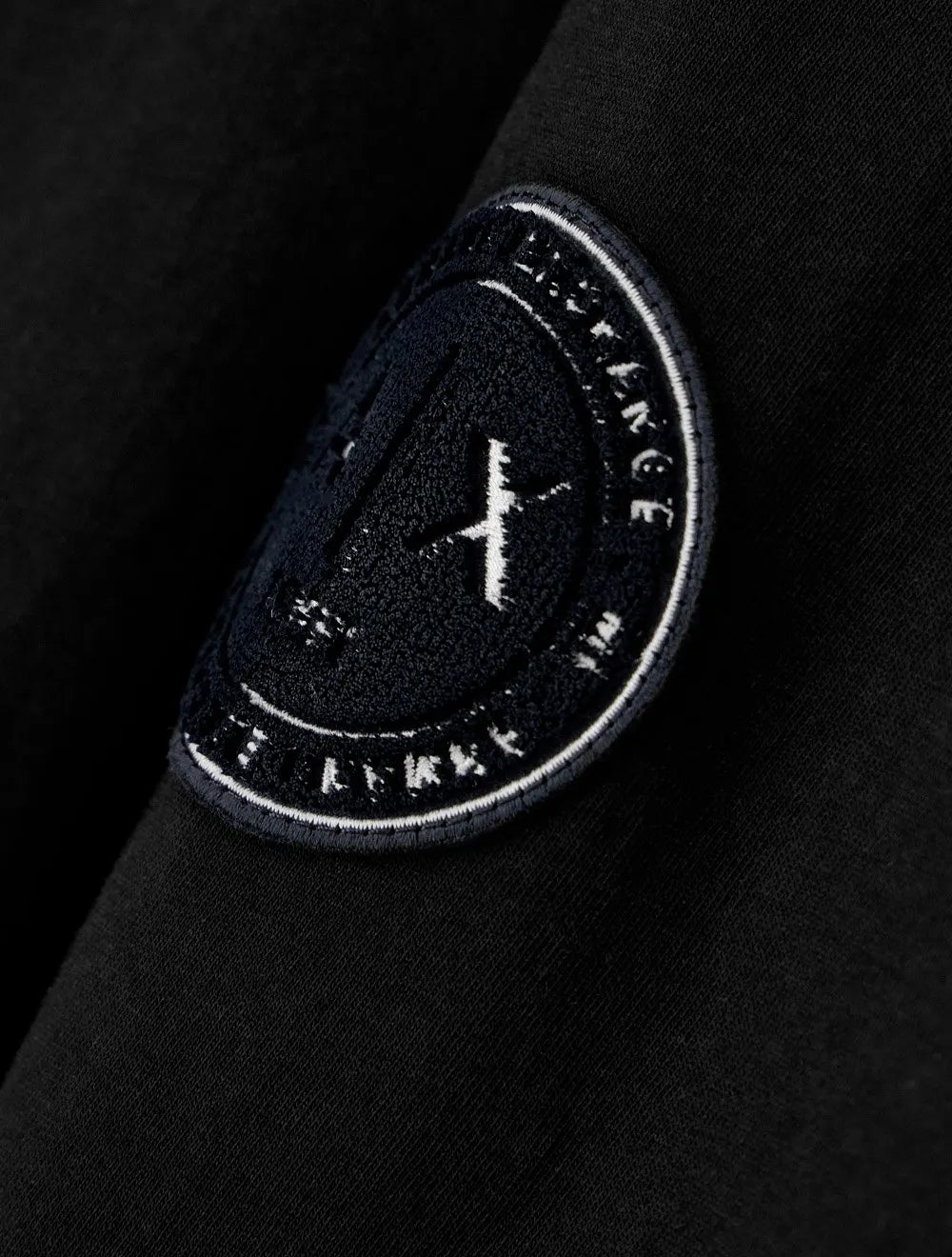 Camiseta Armani Exchange Masculina Regular Fit Patch Shield Logo Preta