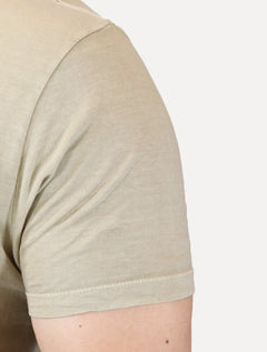 Camiseta Guess Masculina Rubber Est.1981 Stoned Cáqui Médio