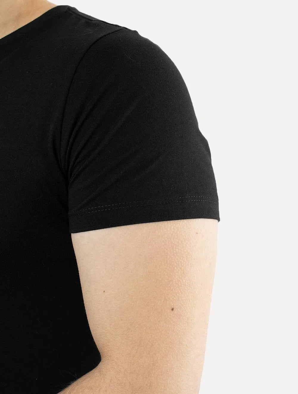 Camiseta Colcci Masculina V-Neck Logo Minimalista Preto