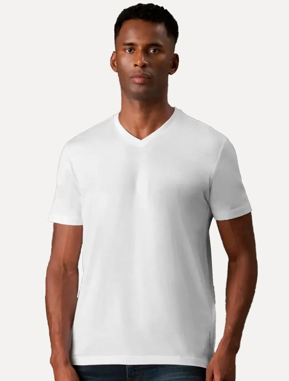Camiseta Calvin Klein Jeans Masculina Gola V Essentials Logo Lateral Branca