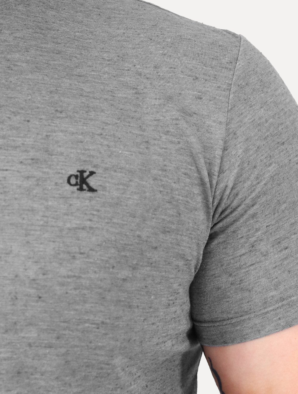 Camiseta Calvin Klein Jeans Masculina CK Bordado Peito Cinza Mescla