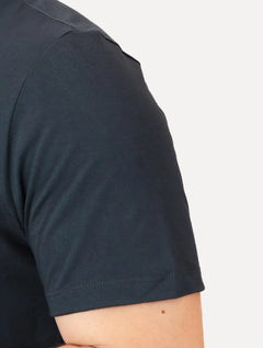 Camiseta Dudalina Masculina Regular Badge Logo Azul Marinho