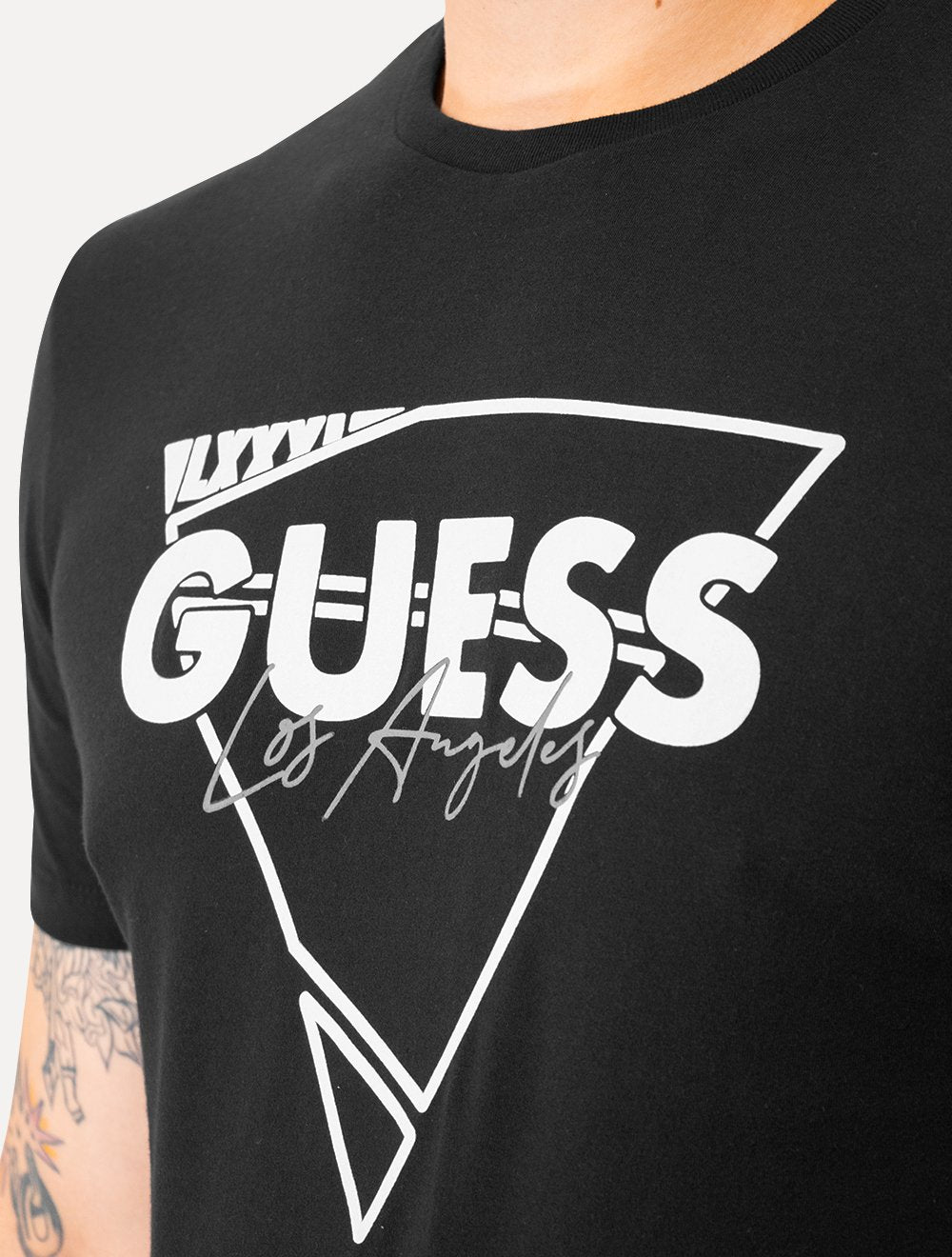 Camiseta Guess Masculina Triângulo Los Angeles Relevo Peito Preta
